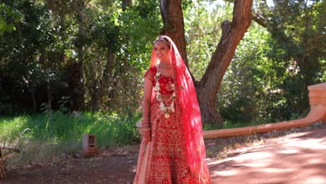 Frau-Im-Traditionellen-Indischen-Hochzeitsoutfit,-Naturhintergrund---Weitwinkelaufnahme