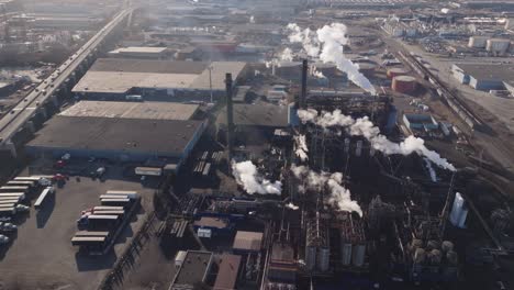 Complejo-Industrial-Con-Chimeneas-En-Hamilton,-Ontario,-Durante-El-Día,-Vista-Aérea