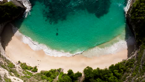 Aerial-drone-bird's-eye-view-of-entire-Kelingking-Beach-in-Nusa-Penida-Bali