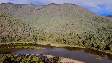 Rückwärts-Luftaufnahme-Des-Unteren-Snowy-River-Und-Der-Abgelegenen-Bergkette-Im-Kosciuszko-Nationalpark,-New-South-Wales,-Australien