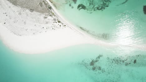 Cayo-De-Agua-En-Los-Roques-Con-Aguas-Turquesas-Y-Playa-De-Arena-Blanca,-Vista-Aérea