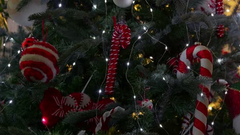 Weihnachtsbaum-Mit-Lichterkette-Und-Dekoration