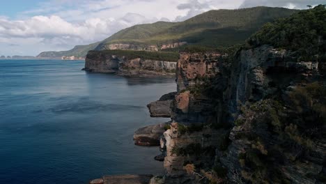Luftaufnahme-Der-Wunderschönen-Landschaft-Des-Tasman-Nationalparks-Am-Morgen-In-Australien
