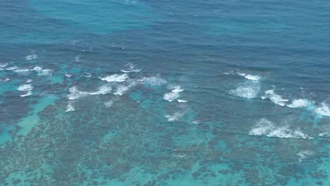 Luftaufnahme-Von-Meereswellen,-Die-über-Das-Korallenriff-Fließen