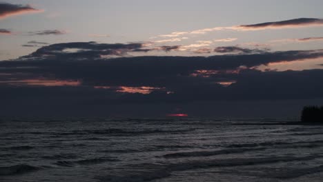 Sonnenuntergang-über-Owen-Sound-Mit-Rosa-Farbtönen-In-Bewölktem-Himmel-Und-Sanften-Wellen