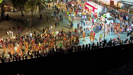 Künstler-Tanzen-Während-Der-Karnevalsparade-In-Der-Nacht-In-Den-Straßen-Der-Karibischen-Insel