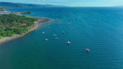 Barcos-Bangka-En-El-Mar-Azul-De-Filipinas-Durante-El-Día-Soleado