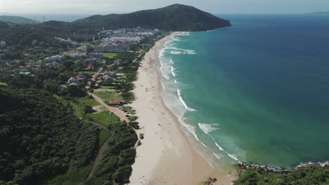 Die-Panorama-Luftaufnahme-Erfasst-Den-Gesamten-Praia-Brava,-Einen-Der-Exklusivsten-Strände-Von-Florianopolis