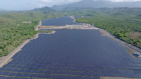 PV-Module-Auf-Solarfarm-In-Abgeholzter-Dschungellandschaft,-Bani-Installiert