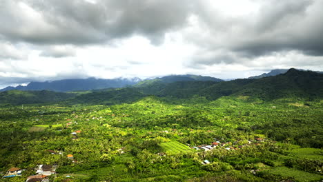 Hiperlapso-De-Nubes-Moviéndose-Sobre-El-Pueblo-Indonesio-Banyuwedang-En-La-Naturaleza-Salvaje-De-La-Isla-De-Bali
