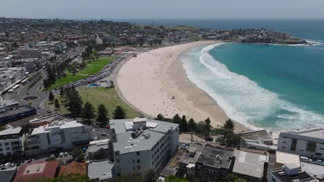 Luftaufnahme-Einer-Drohne:-Bondi-Beach,-Australien,-Berühmtes-Reiseziel-An-Der-Küste