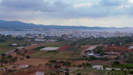 Transición-Urbano-rural-Cerca-De-La-Costa,-Ciudad-Costera