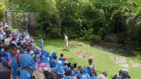 Blau-Gekleidete-Kinder-Im-Publikum-Beobachten-Die-Bali-Vogelshow
