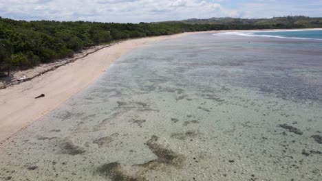 Playa-Natadola:-Aguas-Azules,-Arrecifes-De-Coral,-Costas-Bordeadas-De-Palmeras-Y-Colinas-Verdes.