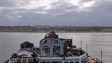 Oceanside-California-Pier-Incendio-Restaurante-Dañado-Parte-Trasera-Estilo-Vértigo-Dolly-Efecto-Zoom-2do-Piso