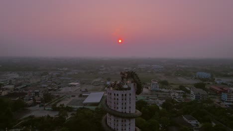 Sobrevuelo,-Templo-Del-Dragón-Alrededor-Del-Edificio,-Vista-Brumosa-Del-Atardecer,-Atardecer-Gris