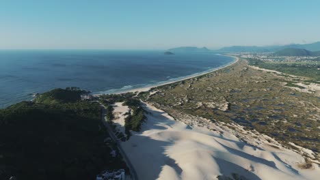 Die-Vogelperspektive-Fängt-Die-Atemberaubende-Schönheit-Des-Strandes-Joaquina-Und-Seiner-Majestätischen-Sanddünen-In-Florianopolis,-Santa-Catarina,-Brasilien-Ein