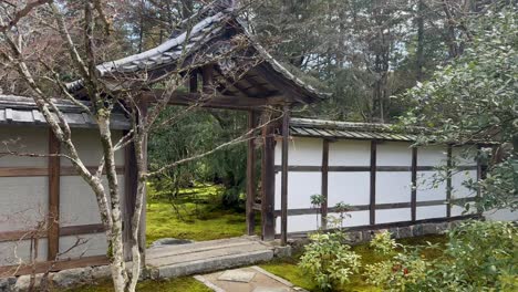 Cobertizo-De-Madera-Tradicional-Y-Valla-En-El-Templo-Saihoji-En-Katsura,-Suroeste-De-Kyoto,-Japón