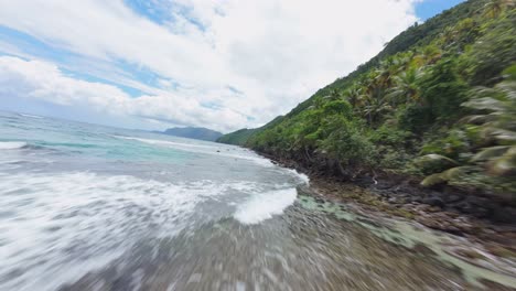 FPV-Drohne-Reist-Entlang-Der-Wunderschönen-Küste-Der-Dominikanischen-Republik