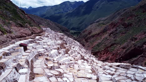 Minas-De-Sal-De-Maras-En-El-Valle-Sagrado-Del-Perú,-Retroceso-Aéreo-Sobre-El-Valle