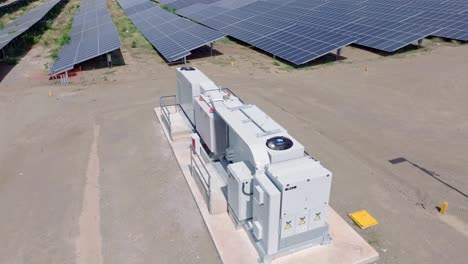 Paneles-En-Parque-Solar-Fotovoltaico-Y-Unidad-De-Control-Electrónico,-Bani-En-República-Dominicana