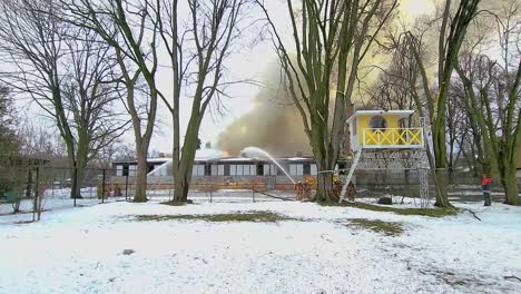 Feuerwehrleute-Reagieren-Auf-Einen-Gebäudebrand-Im-Winter