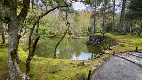 Kokedera,-Moss-Temple-Garden-With-Mirror-Reflections-On-A-Lake-In-Kyoto,-Japan