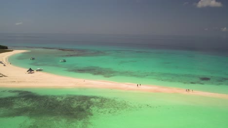 Aerial-sweep-over-the-sandy-shores-of-Cayo-de-Agua-with-clear-turquoise-waters-and-sparse-visitors