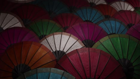 Paraguas-De-Colores-Exhibidos-En-El-Mercado-Nocturno-De-Luang-Prabang,-Laos,-Viajando-Por-El-Sudeste-Asiático
