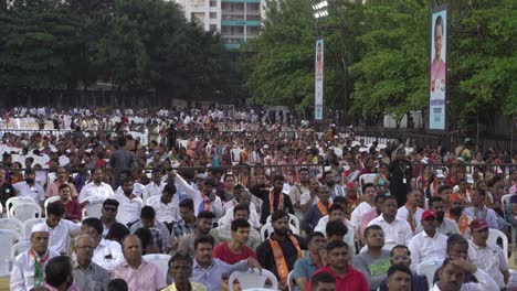 Multitud-De-Personas-Durante-La-Campaña-Electoral-De-Lok-Sabha-Por-Uddhav-Thackeray-Y-Sharad-Pawar-En-El-Campus-Universitario-De-Warje