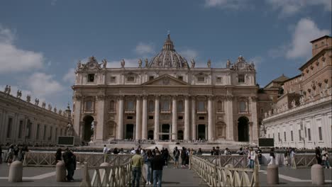 La-Basílica-De-Pedro,-Ubicada-En-La-Ciudad-Del-Vaticano,-Es-Una-Iglesia-De-Estilo-Renacentista-Situada-Dentro-De-La-Ciudad-Del-Vaticano.