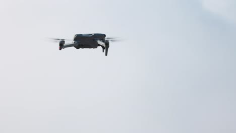 Piloto-De-Drones-Liberando-La-Cámara-Del-Drone-De-Su-Mano