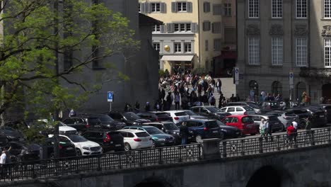 Toma-De-Drones-Con-Teleobjetivo-En-Movimiento-Hacia-La-Derecha-De-Multitudes-En-El-Casco-Antiguo-De-Las-Ciudades-De-Zurich