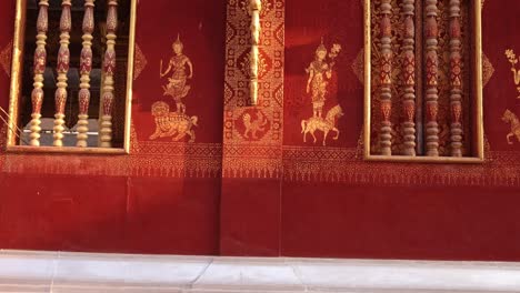 Obras-De-Arte-Rojas-Y-Doradas-En-El-Templo-Budista-De-Luang-Prabang,-Laos,-Viajando-Por-El-Sudeste-Asiático
