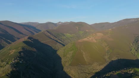 Paisaje-De-Sierra-En-El-Parque-Ecológico-De-Los-Ancares-En-Cervantes,-Lugo,-España.