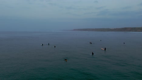 Surfer-Warten-Zur-Blauen-Stunde-Im-Atlantik-Auf-Wellen