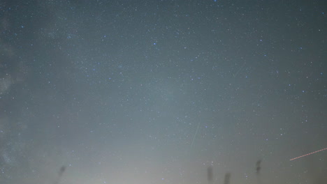 Starry-night-sky-with-a-visible-meteor-trail,-captured-in-a-clear,-time-lapse-shot