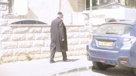 Chassidischer-Jüdischer-Mann,-Der-In-Zeitlupe-Durch-Die-Straßen-Jerusalems,-Israels-Geht