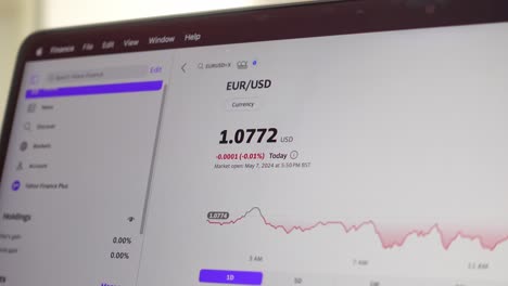 Live-currency-exchange-rate-on-computer-screen