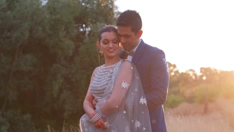 Indische-Braut-Und-Bräutigam-Posieren-Für-Fotoshooting-Im-Freien-In-Der-Natur---Mittlere-Aufnahme