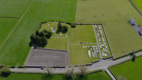 Panorama-Luftaufnahme-Mit-Überblick-über-Die-Historische-Cargin-Kirche-Und-Den-Friedhof