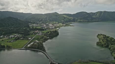 Puente-Sobre-El-Lago-Volcánico-Lagoa-Azul,-Sete-Cidades,-Ponta-Delgada,-Isla-De-São-Miguel,-Archipiélago-Portugués-De-Las-Azores,-Portugal