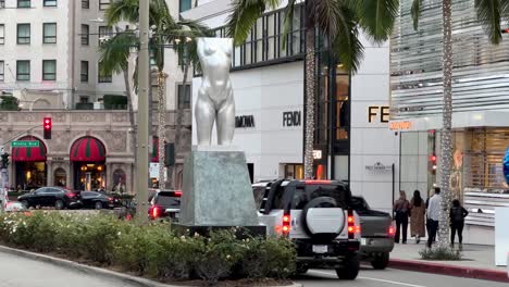 Beverly-Hills-Torso-Statue-Von-Robert-Graham-Auf-Rodeo-Drive-Mit-Vorbeifahrendem-Verkehr