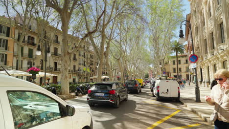 Sonniges-Stadtbild-Mit-Autos-Und-Fußgängern-In-Palma-De-Mallorca