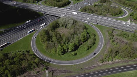 Rotonda-De-La-Isla-Verde-Aérea-Del-Círculo-De-Intersección-De-Hoevelaken-De-Tránsito-En-El-Paisaje-Holandés