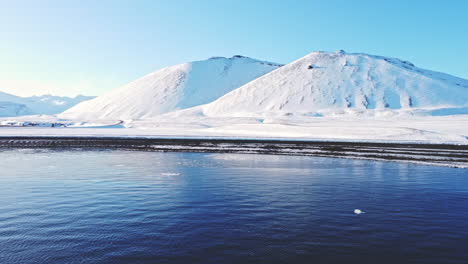 Luftaufnahme-Der-Halbinsel-Snaefellness-In-Island,-Sonniger-Tag-Während-Der-Wintersaison,-Schneebedeckte-Berglandschaft