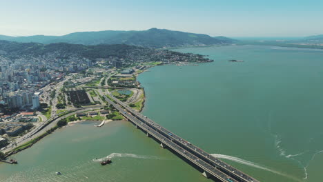 Pedro-Ivo-Campos-Brücke-In-Florianopolis-An-Einem-Geschäftigen-Tag-Mit-Starkem-Verkehr