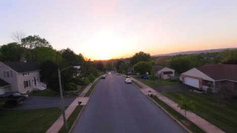 Amerikanische-Nachbarschaft-Im-Grünen-Vorortviertel-Der-Amerikanischen-Stadt-Während-Des-Goldenen-Sonnenuntergangs