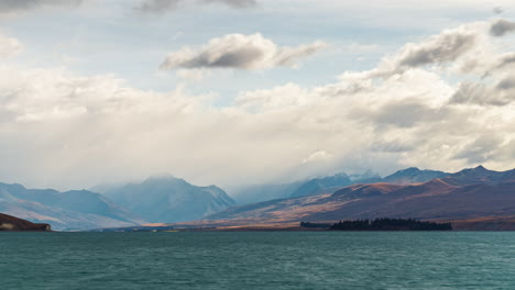 Nubes-Dinámicas-Sobre-El-Lago-Tekapo,-Nueva-Zelanda,-Timelapse,-Clip-De-Viaje-De-Fondo