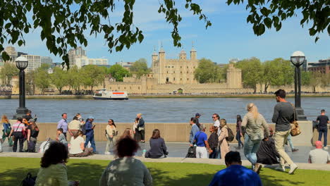 Der-Tower-Of-London-Von-Der-Südseite-Der-Themse-An-Einem-Sonnigen-Mittag